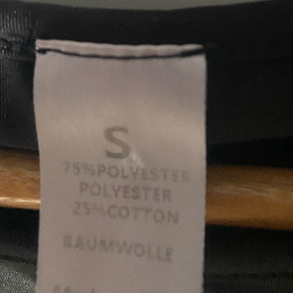 Women's Black Mesh Sleeve Athletic Crop-Top - Picture 3 of 4